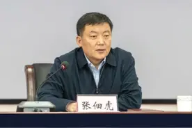 【日照市委常委、副市长张佃虎被查】（剪辑 李晓琳）据山东省纪委监委网站6月27日消息，日照市委常委、副市长张佃虎涉嫌严重违纪违法，目前正接受山东省纪委监委纪律审查和监察调查。 
公开资料显示，张佃虎，男，汉族，中共党员，1968年11月生，山东临沂人，大学学历，工学学士。
张佃虎曾任临沂市蒙阴县委常委、副县长；临沂市兰山区委副书记；临沂市兰山区委副书记、区长等职务。
2022年01月，任日照市委常委；2022年02月，任日照市委常委，市政府副市长、市政府党组成员；2023年04月，任日照市委常委、副市长、市政府党组成员，兼任日照经济技术开发区党工委书记，至此番被查。#违纪违法 #打虎拍蝇 #纪律审查 #监察调查 #日照视频封面