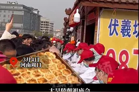 3月4日，河南周口，男子花98万租庙会摊位卖压缩馍：回本不回本无所谓，就当为当地做贡献了视频封面