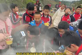 “火烧大点，水一开咱们就开吃火锅！”3月28日，#重庆小学生背着锅碗瓢盆去春游  ，从一年级就学做饭的小孩哥化身霸气“主厨” ，投喂班上同学，希望大家今天吃好喝好！#春游 #抖音精选计划视频封面