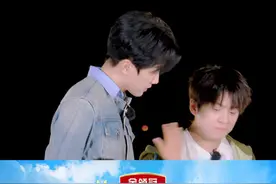 范世錡：在这唱歌应该不用给版权吧，因为听不出来在唱啥 #超凡萌主闯一夏  #范世錡带娃有点意思  #版权  #抖音综艺独家现场  #萌娃综艺节目推荐 @范世錡xxxF @是田点吖 @武艺 @武星视频封面
