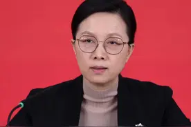 #春节期间北京近百家商超将大力度满减 12月23日， 北京市委宣传部副部长、市电影局局长霍志静在2025年京津冀元旦春节迎新春系列文旅活动新闻发布会中介绍，春节期间，北京近百家商场、购物中心、超市、连锁品牌门店，以及电商平台将推出各类大力度满减、折扣等特色促销活动。视频封面
