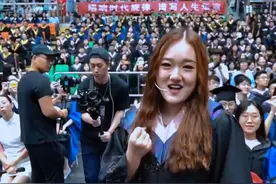 青岛大学2019届毕业典礼演唱会完整版 一首《起风了》点燃全场！视频封面