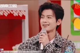 #陈鹤一被夸好看秒红温 本期好六迎来了《五福临门》剧组@吴宣仪_Betty  @陈鹤一  。被夸赞长得好看后，陈鹤一瞬间耳朵通红了，这害羞腼腆的样子也抵挡不住帅气。