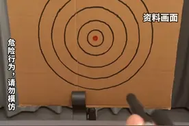 男孩被同学用“笔芯弹弓”射穿眼角膜，中性笔被改造成“笔枪”在校园流行，三支普通中性笔可组装，射程可达两米左右#笔枪 #圆珠笔发射器