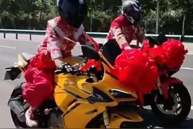 8月14日#山东聊城  新郎新娘骑摩托车结婚 网友：这也太酷啦！（来源@小阿四 ）视频封面