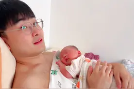 小两口解锁抱娃新姿势，月嫂教会小宝趴着睡，大家说趴多久合适？视频封面
