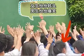 实拍“毕业墙”最后一棒，热血 信任 尴尬 感动···这是青春该有的样子。#毕业墙 #中学生 #团建冲不冲 #校园生活欢乐多 #高考视频封面