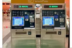 北京坐地铁怎样薅25折羊毛？在北京坐地铁，竟然还有这么多票价折扣优惠？目前，北京地铁有为每日通勤族提供的“累计折扣优惠”，坐得越多折扣越低；也有为早起族提供的“低峰优惠”，部分车站早7点前进站就能打5折。此外，亿通行App还提供日票和机场线计次票，让不同出行群体都能找到省钱的方式。这么多优惠，快来了解一下吧！ （北京日报）视频封面