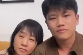 12月8日，河北邢台，#解清帅今晚抖音直播 ，他紧紧握着妈妈的手，一直没松开，妈妈把头轻轻靠在儿子肩膀上满脸幸福。视频封面