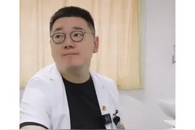 这个年轻帅气的小伙，说自己单侧乳房附近长了一个肿块，他老婆一碰就痛，其实不大有可能是乳腺癌哈……#健康科普#医学科普#乳腺健康视频封面