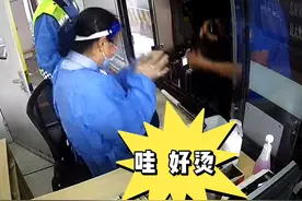 “薯”你最暖！暖心货车司机“投喂”高速收费员小姐姐。（供稿：临安融媒体）#浙江dou知道 视频封面