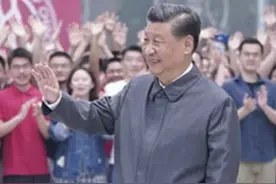 “人民教师无上光荣！”习近平总书记高度重视教育工作，多次走进校园同人民教师亲切交谈。今天是#教师节 ，一起重温这些暖心瞬间！（科技日报）