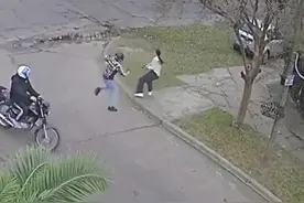 阿根廷便装女警遭两男子抢劫，当场拔枪射击，两男子中枪就医时被捕视频封面
