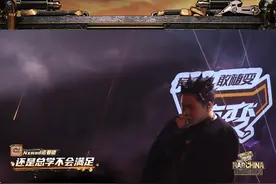 #诺曼德吸血鬼舞台  @Nxmad诺曼德  用舞台压迫感极强的《Light'em up（点燃）》点燃了希望！如果在追梦的路上荆棘满地，也请不要放弃希望，把荆棘点燃便有了光！#新说唱抢位赛好残酷  #新说唱2024视频封面