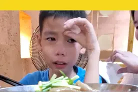 7月7日，湖南衡阳，广东8岁小男孩去湖南旅游被湘菜一口辣哭，爸爸：用水涮过也不愿吃，只吃米饭视频封面