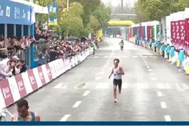 何杰打破中国籍男子赛会纪录 2小时10分29秒！中国马拉松最牛男神何杰打破中国籍赛会纪录。#马拉松  #2025武汉马拉松  #何杰  #跑步  #汉马视频封面