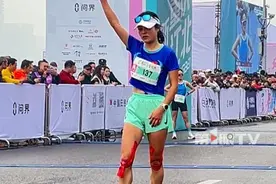 最后1秒反超冲线！3月23日，#2025重庆女子半马国内第一名诞生  ！#马拉松 #传递奔跑的力量 #体育精神视频封面