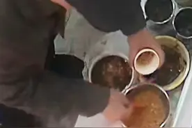 3月12日，湖北武汉，老人吃面顺带舀走面馆炸豆子，“自带玻璃瓶 每次来都装一瓶走”店家：忍不住说他 还装无辜 太过分了视频封面