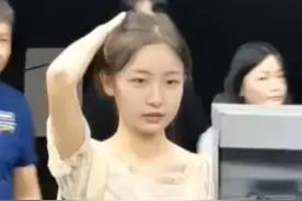 小姐姐想要刷脸过门禁，结果刷了几次都进不去。不过这个笑容也太甜了吧~#小姐姐#大学生#糟糕是心动的感觉#抓拍瞬间#气质 视频封面