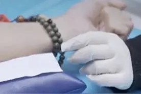 高一男生与学长相约开房，发生关系后发现对方HIV阳性，4名性伴侣急奔医院测艾滋：青年艾滋病传播主要体现在男性性行为视频封面