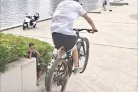 男子骑山地车练习加速下楼梯 落地的一瞬间 隔着屏幕都觉得痛(来源：@新世纪开摆战士 ）#山地自行车 #这单车操作震惊我了视频封面
