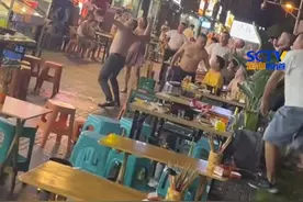 9月22日深夜，成都。楼上住户因楼下餐馆扰民，向下泼水激怒食客。多名男子向楼上狂扔酒瓶，致使住户玻璃被砸烂。目击者称，警方已到场处置。视频封面
