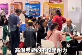 #郑州地铁的包容性 高温下的郑州地铁成清凉港湾，市民纳凉避暑，工人席地而眠