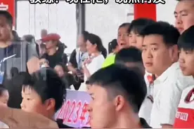 跆拳道教练现场发飙的视频火了，网友在线求唇语翻译和原声视频。教练：现在忙，晚点再发！（来源：_邓教练不早睡）视频封面