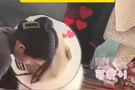 女子给狗狗擦药，突然被亲了一下，你对狗狗的好，狗狗都知道 #萌宠出道计划 #狗狗 #萌化了视频封面
