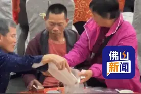 广东人没有打包羞耻，楼下吃席每一桌都在打包！ 人手必备塑料袋，绝不浪费！（编辑：唐欣瑜；责编：曾凝霜；素材来源：@cheungkalang ）#广东人 #打包 #不浪费 #国宴 #内容过于真实视频封面