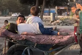 父亲带着两个孩子在街边等活，女儿躺在推车上，儿子躺在父亲怀里视频封面