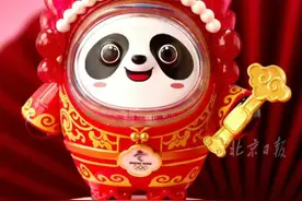 【#冰墩墩变身蛇墩墩 “福星蛇墩墩”来了！】11月19日，“冰墩墩”蛇年新春特别版“蛇墩墩”系列新品在京发布。“五福临门”福、禄、寿、喜、财分别寓意降福施祥、功名利禄、寿命、吉祥、财富。“福星蛇墩墩”：红色，持如意，是万事顺足、平安祥和、幸福美好的“福星”化身。爱了爱了！视频封面