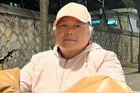 #鹅腿阿姨怎么样了  【“鹅腿阿姨”接受采访：只想静静烤鹅腿，正申请“鹅腿阿姨”商标】“烤”清华还是“烤”北大？去年11月，陈秀凤卖的烤鹅腿受到各大高校学生争抢，鹅腿阿姨去哪儿的话题一时间火爆出圈。如今，问题有了答案，清华、北大都“烤”！不仅如此，陈秀凤的生意版图，还扩展到北航、北师大、北理工、北交大等近20所北京高校，吃上烤鹅腿的学生越来越多了。爆火后，还有公司找上门来，带来了几百页的合同，想要包装，让她去直播带货，陈秀凤直接拒绝了。鹅腿阿姨表示，她只想静静烤鹅腿。目前，她正在申请“鹅腿阿姨”的商标，未来还想在精力范围内扩大规模。视频封面
