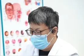 老人听力下降两个月了，像这种听力突然下降需要及时就医。#听力下降 #突发性耳聋 #针灸 #耳鼻喉科吴继勇医生 #医学科普视频封面