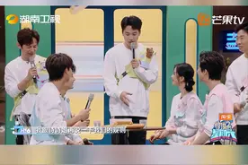 懵懵的“少侠”队长#刘诗诗 对泼水游戏的规则始终不太了解，在#刘宇宁 #檀健次 #秦霄贤 的引导下，诗诗逐渐熟练了起来，不过动作怎么如此优雅呢？不愧是你～视频封面