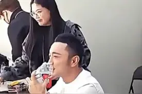 撒贝宁 尼格买提共用氧气瓶，春晚前俩人双双得重感冒，撒贝宁：小尼太坏 掐着点传染给我视频封面