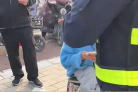 3月12日，河南周口，城管小哥看到轮椅女孩，没去人多的爱心摊位摆摊，霸气喊话：我给你换位 我罩着你。（来源：百姓关注）视频封面