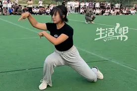 大嫚儿！9月5日，山东体育学院，军训间隙，女生展示螳螂拳，一招一式刚劲有力，拳拳带风。#山东dou知道 #军训视频封面