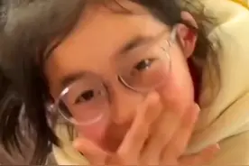 女孩上课忘带乐器 被老师发现后一秒笑场网友：现实版“滥竽充数”太可爱了#笑喷了 #原谅我不厚道的笑了视频封面