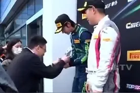 恭喜！#王一博夺得赛车比赛亚军 ，以赛车手身份亮相的王一博搭档名将方骏宇，顶住了恶劣天气带来的负面影响，站上领奖台。#王一博视频封面