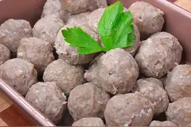 孩子想吃牛肉丸，别再出去买了，像我这样做，在家也能做出肉质q弹，有嚼劲的牛肉丸。#一起学做菜 #纯手工制作美食 #抖音美食推荐官 #牛肉丸视频封面