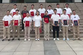 祝贺！芜湖一中16名学生考取军校 八一前夕，芜湖一中举行2024年考取军校学生、清北学生爱国主义教育座谈会。学校老师部分考生和家长出席座谈会。
今年，该校共有16名学子被军队院校录取。5名学子被清北录取。祝贺！视频封面
