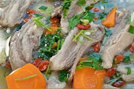 天冷了就适合这样一锅清炖羊排，千万记得不要乱放大料！#美食趣胃计划 #抖音美食创作人 #跟着抖音学做菜 #抖音美食推荐官 #舌尖上的抖音  @DOU+小助手视频封面