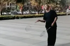 大爷打羽毛球连贯丝滑，每一个球都以意想不到的姿势接住了，网友：好优雅 羽毛球版的华尔兹，来源：@囍 #羽毛球#老年人的快乐 #夏天 #养生球 #记录真实生活 #高手在民间 视频封面
