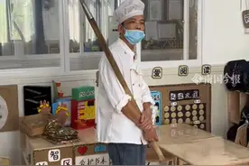幼儿园反恐演练看到“歹毒”冲进校园，事先不知情的食堂厨师，抄起锅铲一路追进教室帮忙视频封面