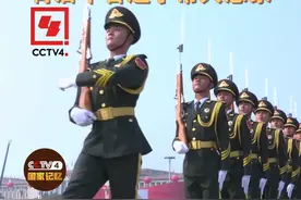 英姿飒爽的中国仪仗兵，他们训练的背后让人心疼！视频封面