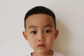 爸爸妈妈你们在哪儿？黔东南州凯里市3岁男孩被救助，自述叫肖恩洁图片