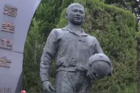 #王伟烈士 墓前摆满 #歼35 模型，还有神秘的它…… #六代机视频封面