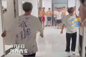 9月6日，陕西西安。大一新生在宿舍走廊以武会友各显神通，网友：男儿该有的阳刚之气！#体育的魅力 #大学生 #开学视频封面