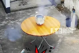 #男子用电饭煲做爆米花突然爆炸 ，锅盖“飞起”瞬间裂开，锅内冒出烟 ，一声巨响 万幸当时没人在旁边守着#危险行为